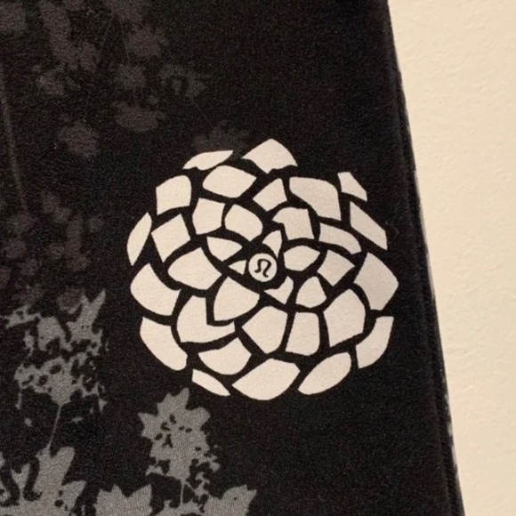 Lululemon Clam Digger Crops Logo RARE Flower Print Size M - Picture 2 of 7